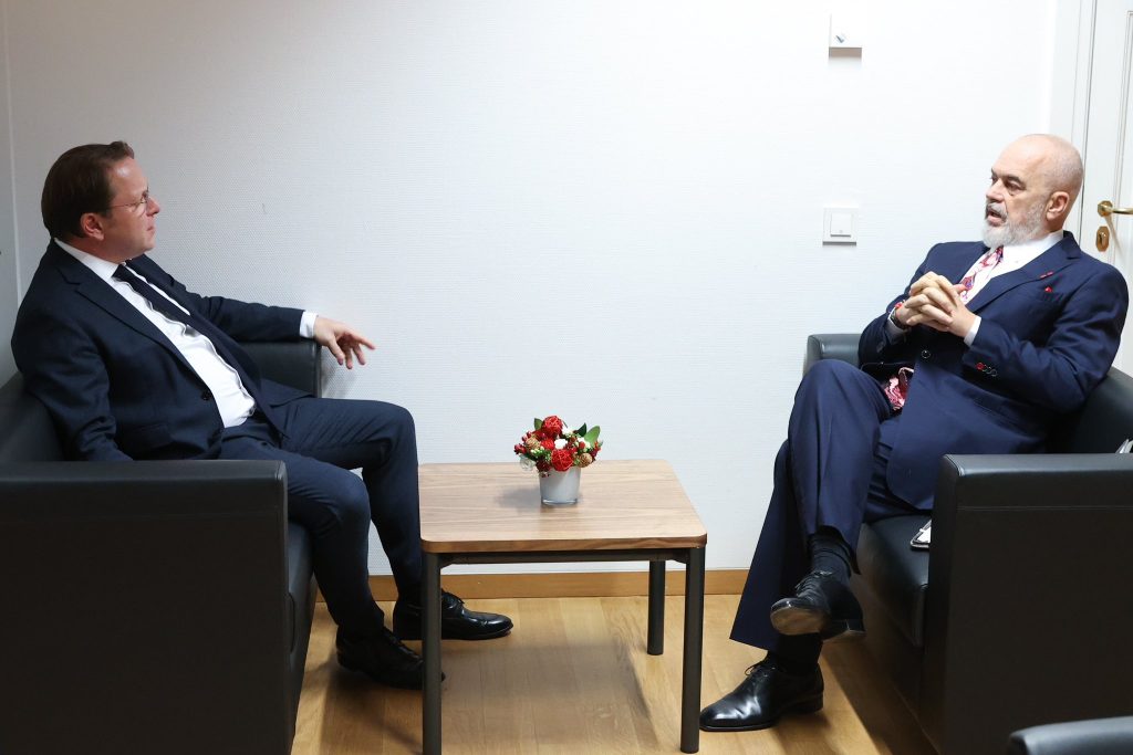 Samiti në Bruksel, Várhelyi takohet me Ramën: Gati të çelen negociatat me Shqipërinë për grup-kapitujt e parë GBPgMs WAAMvYao
