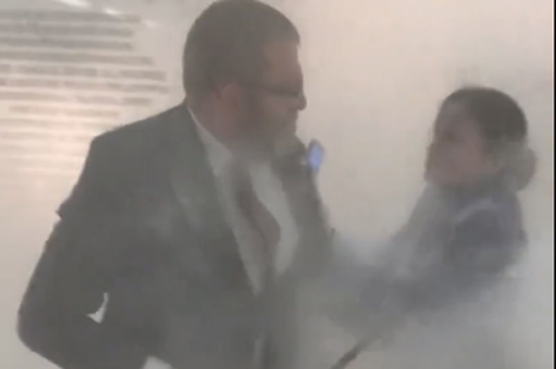 Deputeti polak shuan me fikëse zjarri qirinjtë e festës hebraike në parlament IMG 7159