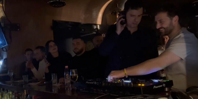 Lulzim Basha shfaqet si DJ, fotot pikante nga festa e PD IMG 7608