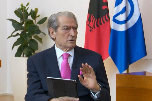 “Asnjë hap pas” – Berisha në pritje të arrestit dhe një skenar për përfshirjen e Argitës në politikë IMG 7628
