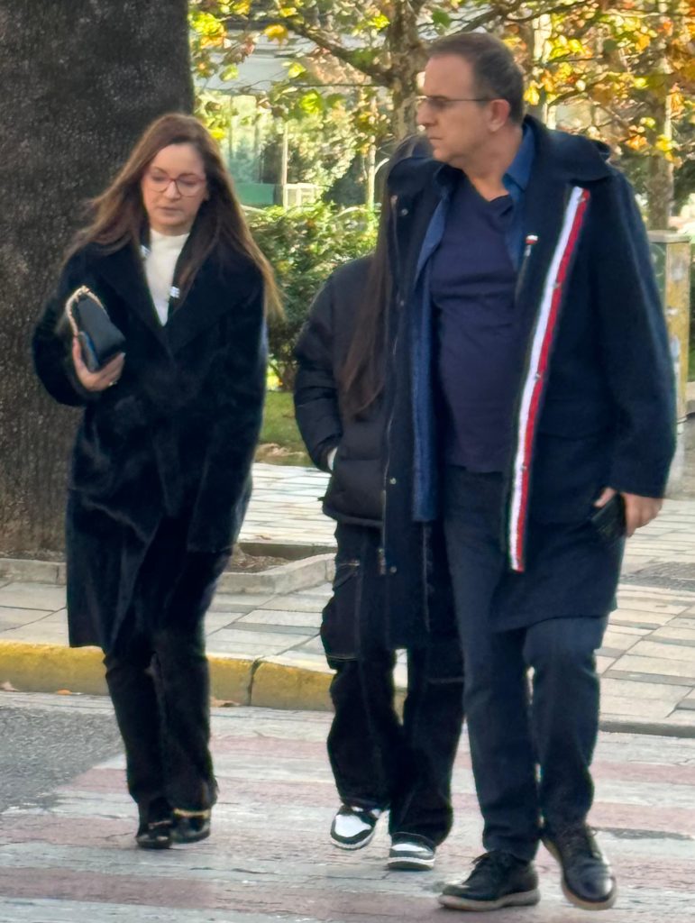 Ardit Gjebrea ecje në këmbë me bashkëshorten dhe vajzën. Jeta e moderatorit jashtë ekranit 6 IMG 7681