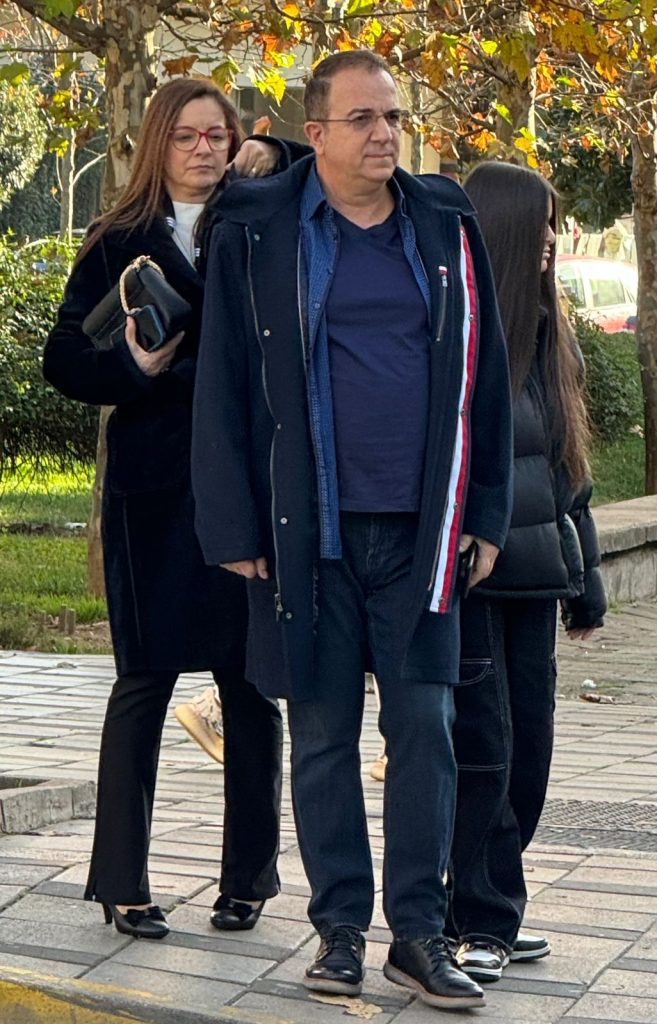 Ardit Gjebrea ecje në këmbë me bashkëshorten dhe vajzën. Jeta e moderatorit jashtë ekranit 5 IMG 7682
