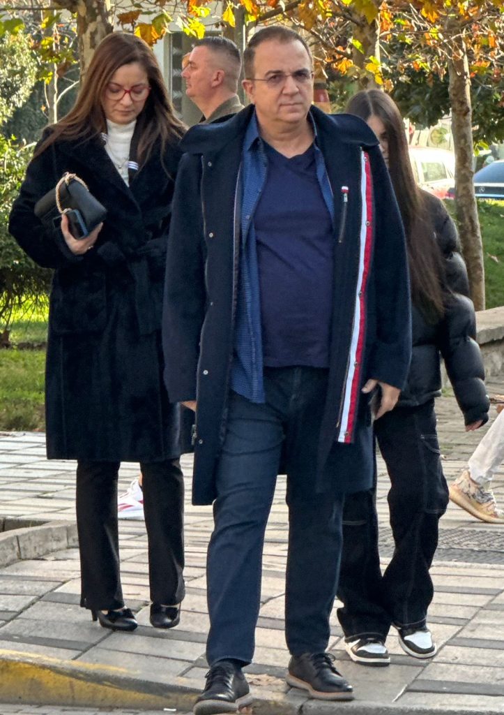 Ardit Gjebrea ecje në këmbë me bashkëshorten dhe vajzën. Jeta e moderatorit jashtë ekranit 4 IMG 7683