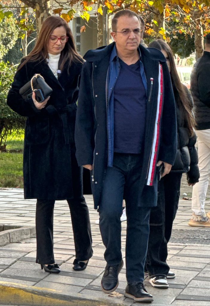 Ardit Gjebrea ecje në këmbë me bashkëshorten dhe vajzën. Jeta e moderatorit jashtë ekranit 3 IMG 7684
