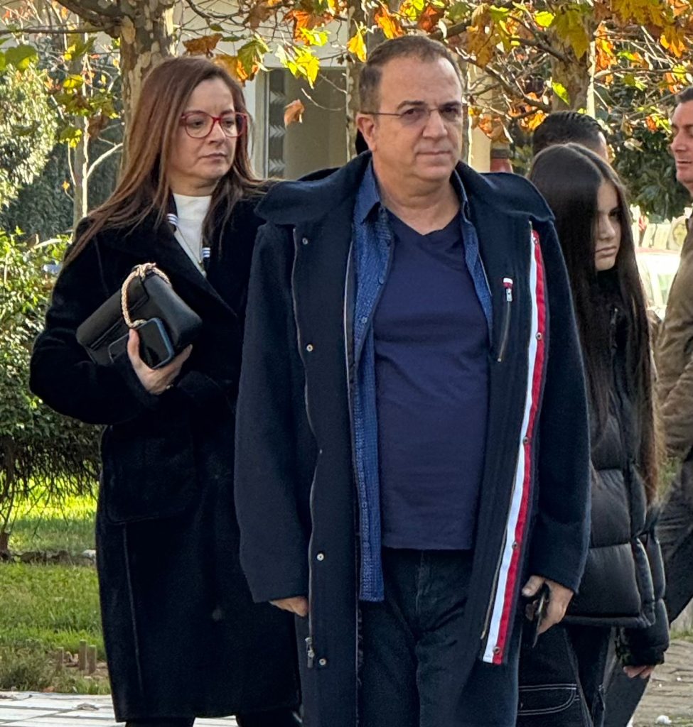 Ardit Gjebrea ecje në këmbë me bashkëshorten dhe vajzën. Jeta e moderatorit jashtë ekranit 2 IMG 7685