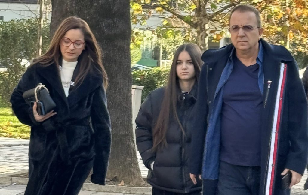 Ardit Gjebrea ecje në këmbë me bashkëshorten dhe vajzën. Jeta e moderatorit jashtë ekranit IMG 7686 1