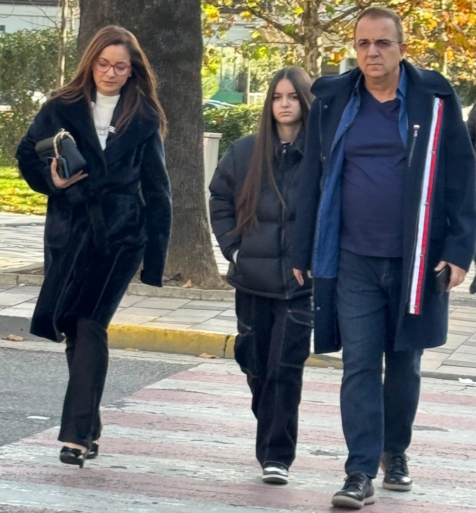 Ardit Gjebrea ecje në këmbë me bashkëshorten dhe vajzën. Jeta e moderatorit jashtë ekranit 1 IMG 7686