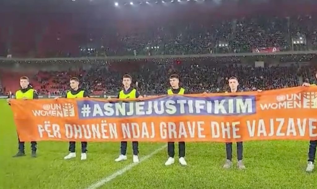 Derbi Tirana – Partizani, futbollistët mesazh kundër dhunës ndaj vajzave dhe grave Screenshot 2023 12 03 at 19.19.55