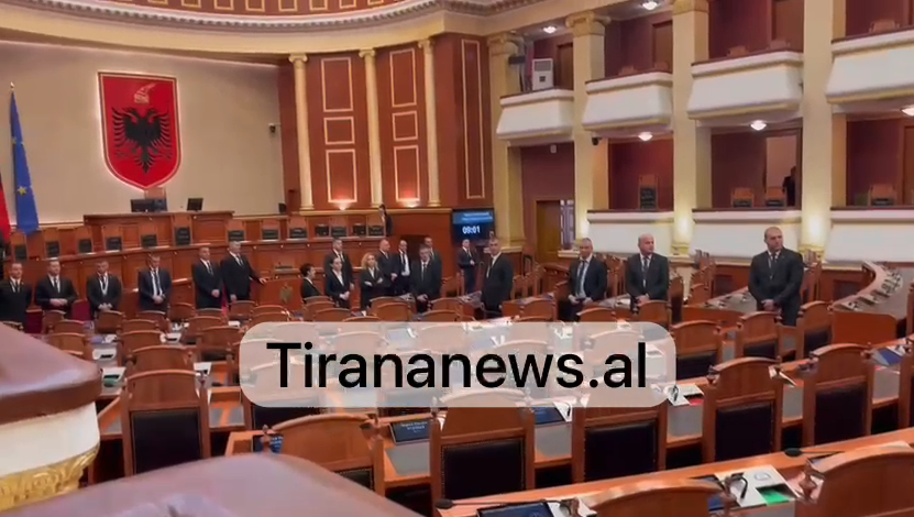 VIDEO/ Garda “pushton” sallën e Kuvendit. Asnjë deputet i PD-së nuk është i pranishëm Screenshot 2023 12 07 092345