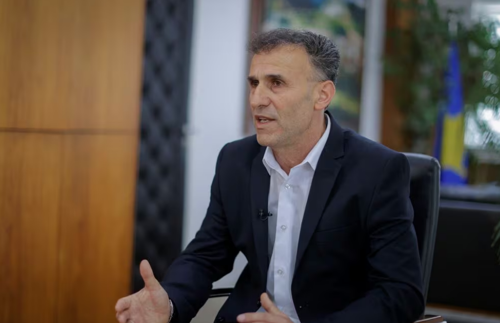 Jeton e fle në zyrë prej 7 muajsh, kryetari: Është dashuri për atdheun, po më le gruaja! 1 Screenshot 2023 12 11 130919