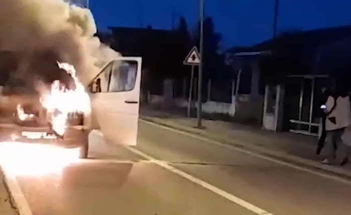 Merr flakë në lëvizje, shkrumbohet automjeti në Elbasan (Video) Screenshot 2023 12 11 180138
