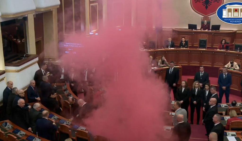 Kaos dhe flakadanë në Kuvend, PS kërkon masa për 3 deputetë të PD-së. Do të përjashtohen me 60 ditë? Screenshot 2023 12 14 102311
