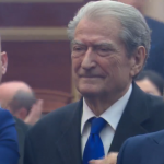 FOTO/ Deputeti Sula shkon në Kuvend me një tufë qepësh të njoma, dhe i veshur si ''doktor'' 1 Screenshot 2023 12 21 100632