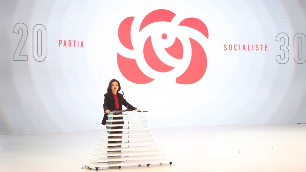 Elisa Spiropali në Kongresin e PS-së: Ata shohin zjarrin, ne ndezim shpresën. Shqipëria ka ngut të bëhet ”Evropa në Ballkan” WhatsApp Image 2023 12 08 at 12.32.23