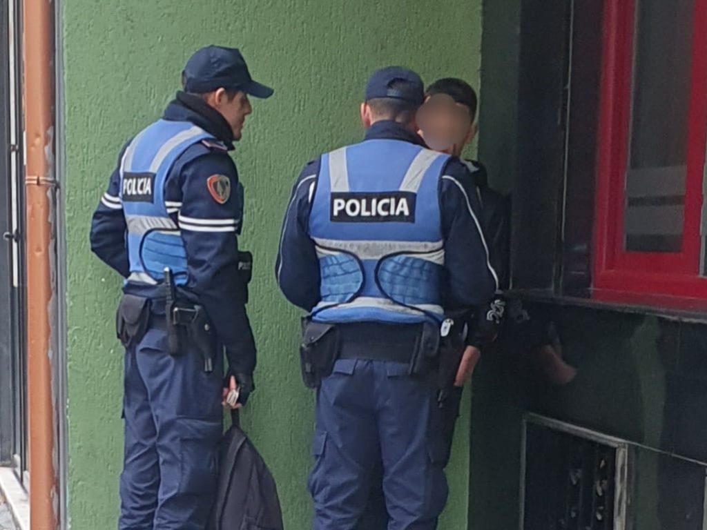 Fotolajm/ Me pistoletë lodër, i mituri shoqërohet si një ''kriminel'' nga një grup me policë 4 WhatsApp Image 2023 12 15 at 09.31.53 1