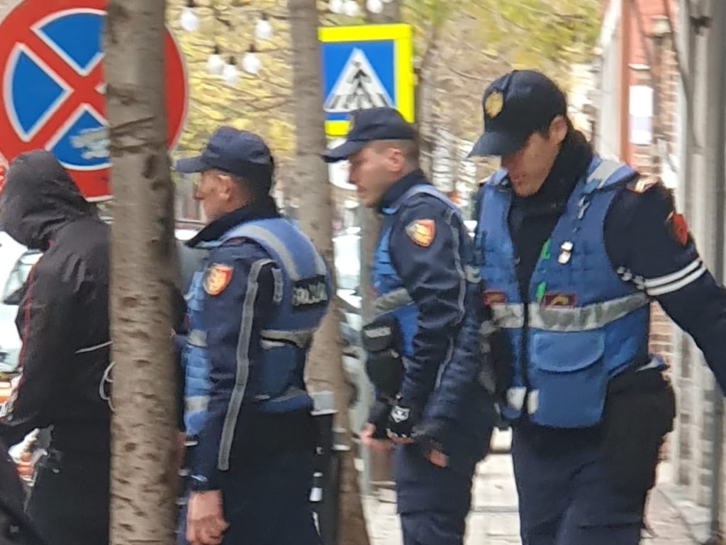 Fotolajm/ Me pistoletë lodër, i mituri shoqërohet si një ''kriminel'' nga një grup me policë 3 WhatsApp Image 2023 12 15 at 09.31.53 2