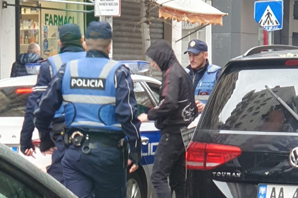 Fotolajm/ Me pistoletë lodër, i mituri shoqërohet si një ''kriminel'' nga një grup me policë 2 WhatsApp Image 2023 12 15 at 09.31.53 3