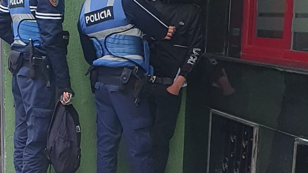 Fotolajm/ Me pistoletë lodër, i mituri shoqërohet si një ''kriminel'' nga një grup me policë 5 WhatsApp Image 2023 12 15 at 09.31.53
