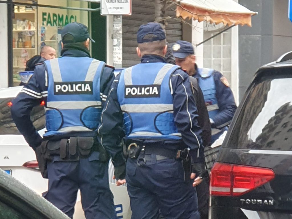 Fotolajm/ Me pistoletë lodër, i mituri shoqërohet si një ''kriminel'' nga një grup me policë 1 WhatsApp Image 2023 12 15 at 09.31.54
