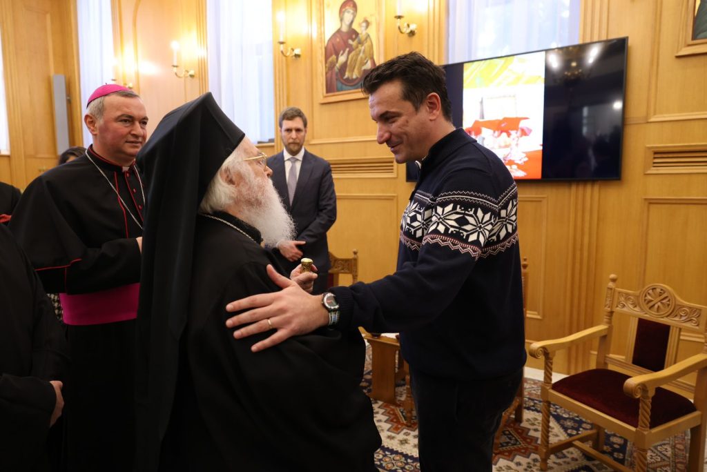 Veliaj uron Krishtlindjen nga Kisha Ortodokse: Më shumë dashuri, më pak inat. Këtë vend e çojnë përpara vetëm shqiptarët WhatsApp Image 2023 12 25 at 18.54.45