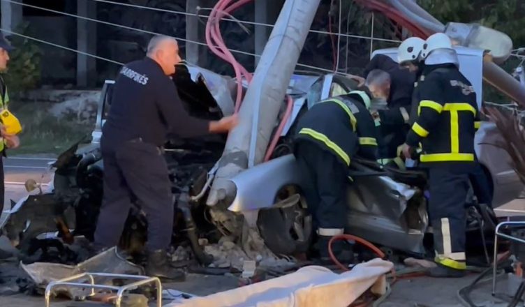 Policia nxjerr nga makina pas disa minutash 27-vjeçaren në Shkodër, pamje nga vendngjarja aksident