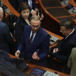 VIDEO/ Berisha drejt arrestimit, dorëzohet në SPAK autorizimi i Kuvendit. Korrieri shkon me skuter 6 bardhi4343