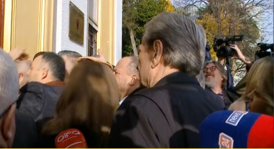 VIDEO/ Deputetët e PD-së përplaset me Gardën, duan të hyjnë me forcë në sallën plenare të Kuvendit berishaaaa 4