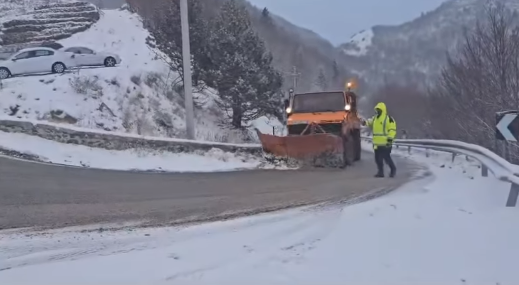 Reshje shiu dhe dëbore në vend, ARRSH apel shoferëve: Kujdes kur udhëtoni bore