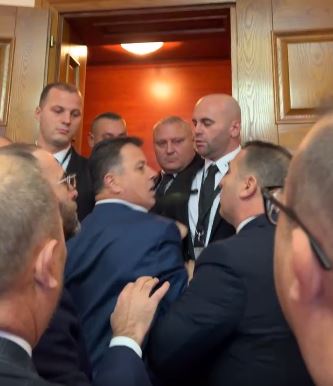Seanca në Kuvend, punonjësi i Gardës-Flamur Nokës: Ju keni flakadanë në xhepa. Hape derën dd 1