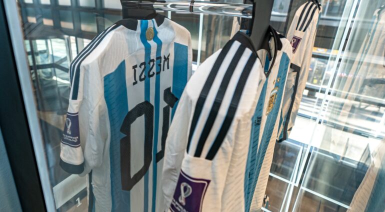 Fanellat që mbajti Messi në Botëror shiten me 7.8 milionë dollarë leo messi e1702639888999 770x424 1