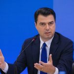 FOTO/ Deputeti Sula shkon në Kuvend me një tufë qepësh të njoma, dhe i veshur si ''doktor'' 3 lulzim basha