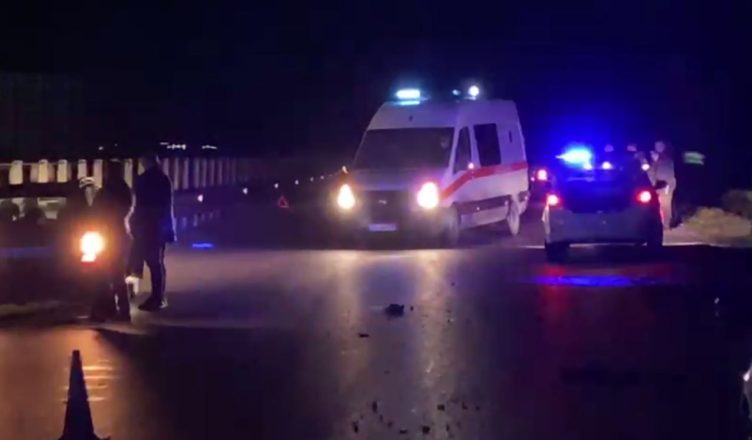 Autoboti përplaset me mjetin bujqësor në aksin “Levan-Tepelenë”, një i lënduar ngjarje 1 752x440 1