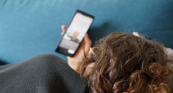 Ç’duhet bërë për të luftuar varësinë nga mediat sociale? telefomi 696x375 1