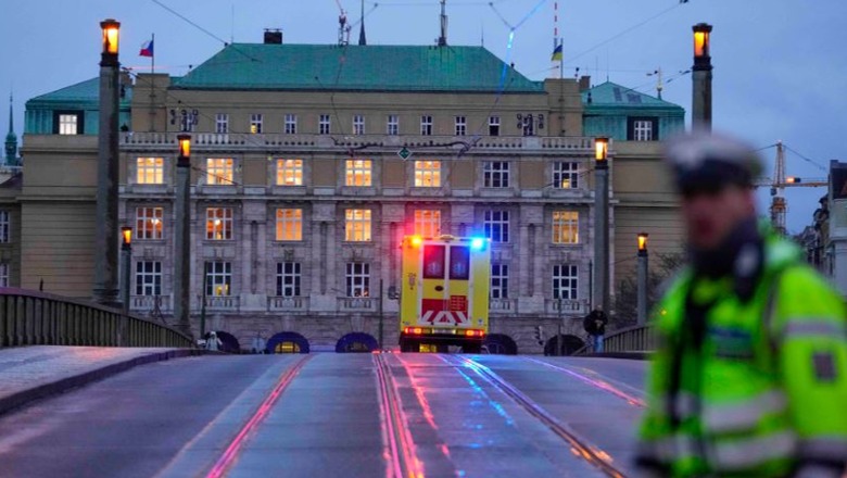Një muaj nga sulmi me armë zjarri që shkaktoi vdekjen 14 studentëve, universiteti ‘Charles’ në Pragë rihap dyert 1703281483 Prageee