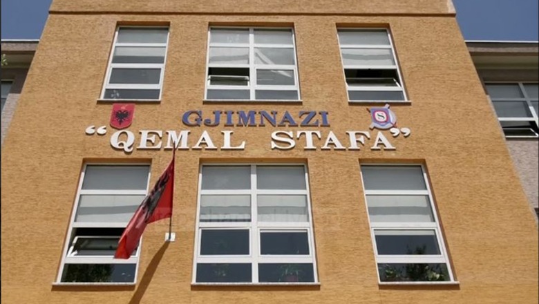 Plagosja e 15-vjeçarit nga bashkëmoshatari i tij para gjimnazit ‘Qemal Stafa’ për shkak të një vajze 1704816438 gjimnaziqemalstafa