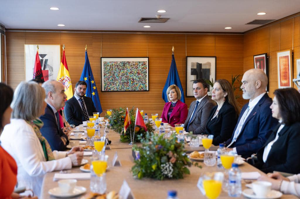 Rama në Madrid: Kampusi i Gjirokastrës pjesë e sistemit UNED, studentët bëhen pjesë pa lëvizur nga Shqipëria 421784328 936998681129127 3880688513232483818 n