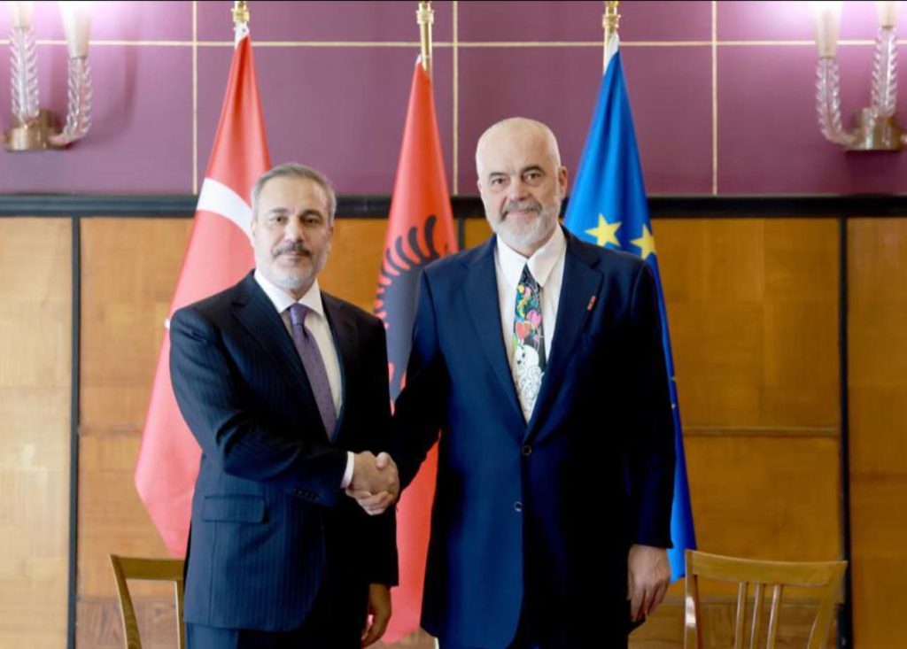 FOTO/ Takimi me ministrin turk, Edi Rama: Mik i çmuar, një prej mendjeve më të mprehta që kam pasur privilegjin të njoh 5 423006523 940419117453750 5915742624223073654 n