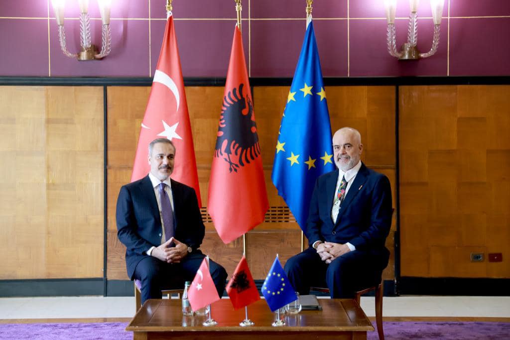FOTO/ Takimi me ministrin turk, Edi Rama: Mik i çmuar, një prej mendjeve më të mprehta që kam pasur privilegjin të njoh 4 423515368 940419727453689 99912861501623830 n