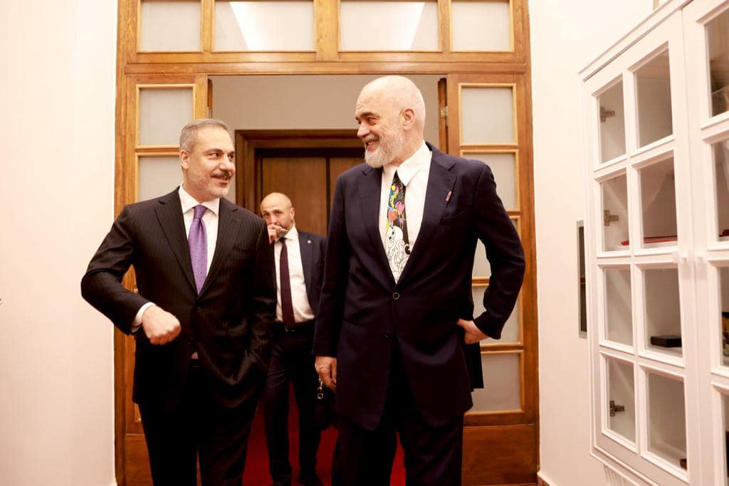 FOTO/ Takimi me ministrin turk, Edi Rama: Mik i çmuar, një prej mendjeve më të mprehta që kam pasur privilegjin të njoh 2 423779109 940419767453685 5325207630009623903 n