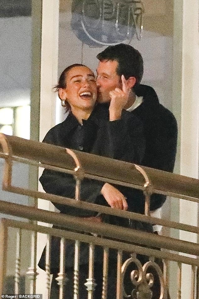 FOTO/ Dua Lipa ''kapet mat'' me të dashurin e ri 1 65a8e7408b523foto
