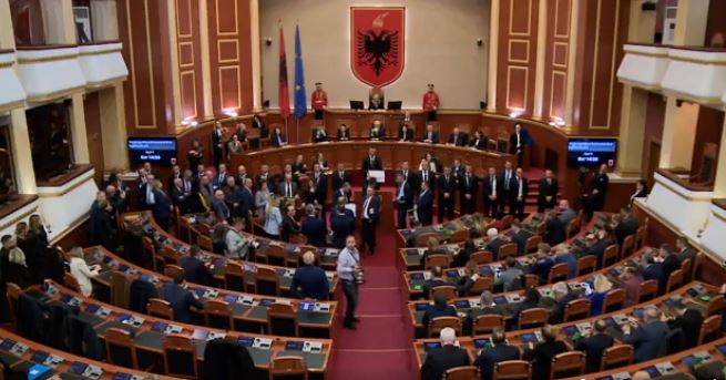 Vetëm 13 minuta Kuvend, Presidenti nuk mban dot fjalën Capture12