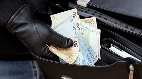 Shërbëtorja shqiptare i vjedh 290 mijë euro biznesmenes greke, si i grabiti paratë në mes të ditës IMG 8018