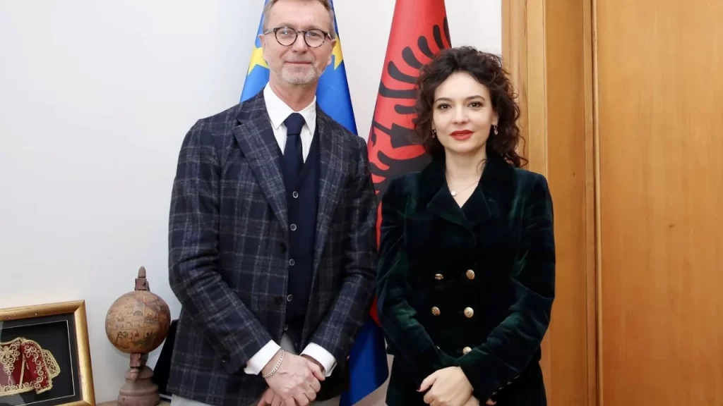 Ambasadori në detyrë i BE-së apel partive politike: Punoni së bashku për agjendën e integrimit të vendit në BE IMG 8355