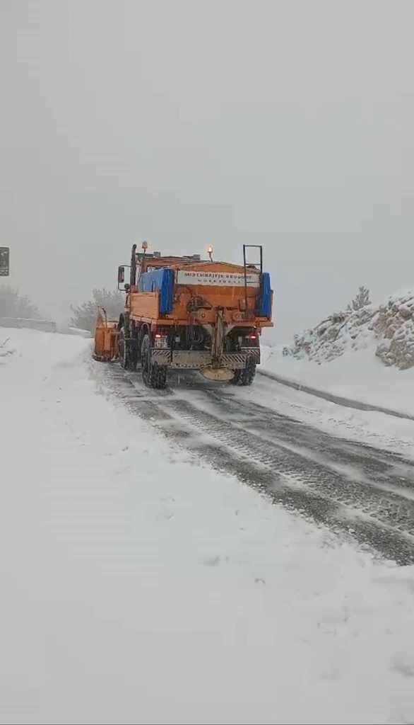 Dëbora zbardh Dibrën, vështirësi qarkullimi në Bypass-in e Murrizit IMG 8534