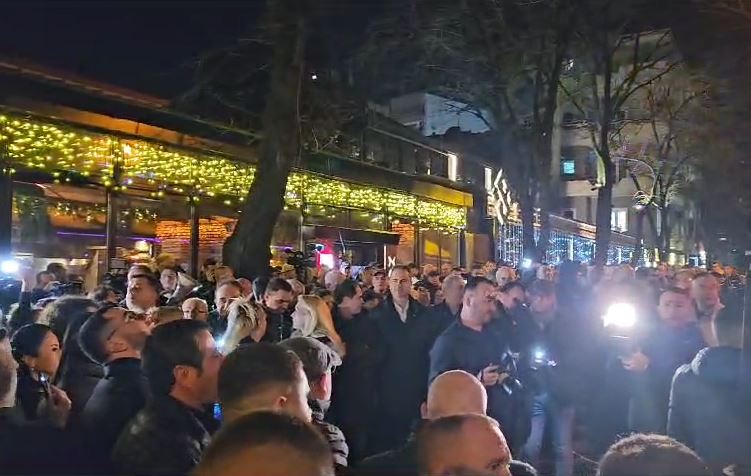 VIDEO/ Berisha në arrest shtëpie “sfidon” vendimin e GJKKO, fut në shtëpi edhe teknikë të fonisë Proteste