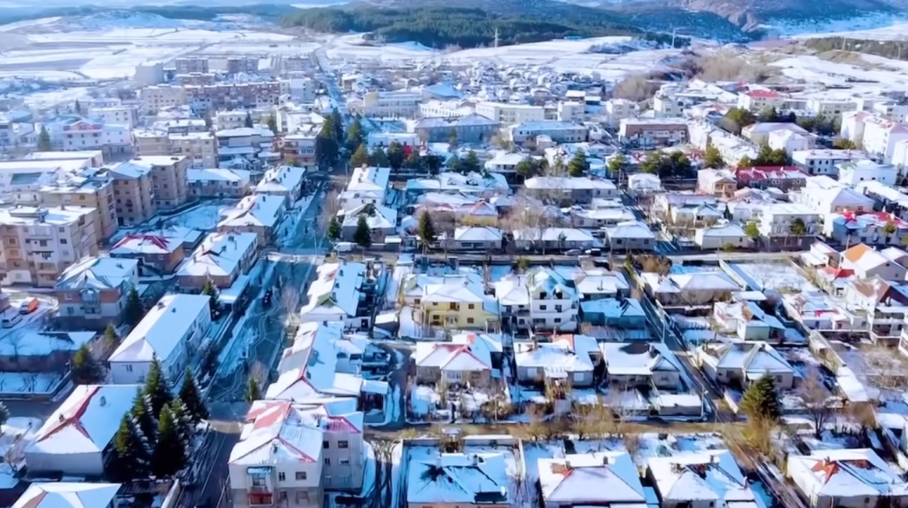 Rama publikon videon magjike: Kolonja nën petkun e bardhë të borës Screenshot 2024 01 24 083428