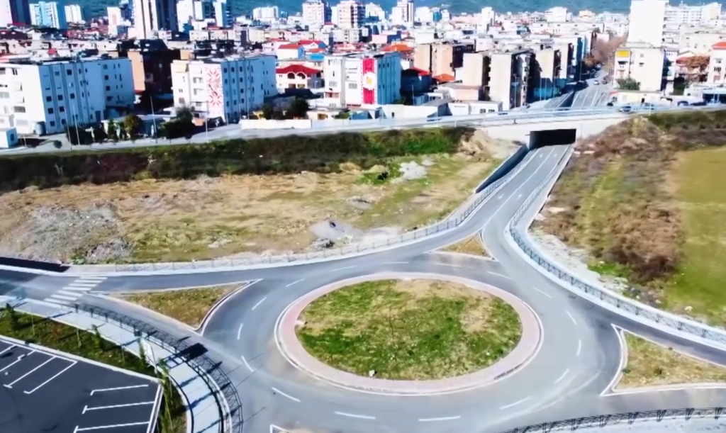 VIDEO/ Vijojnë punimet për nënkalimin në rrugën ”Borodin Mitarja” në Elbasan, Rama: Zgjidh trafikun e automjeteve Screenshot 2024 01 26 082504