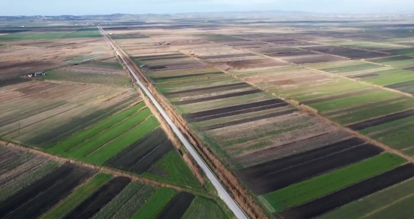 VIDEO/ Kryeministri Rama tregon fushat e punuara të Myzeqesë në Lushnjë Screenshot 4 18