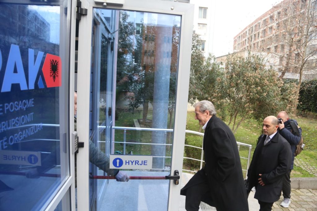 Sali Berisha pritet nga mbështetësit: Jam në SPAK për të denoncuar Ramën dhe grupin kriminal 6 WhatsApp Image 2024 01 23 at 10.37.26 1