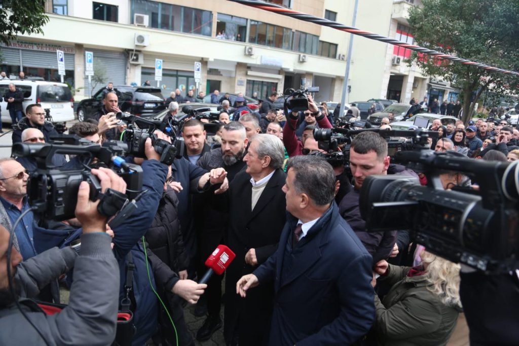 Sali Berisha pritet nga mbështetësit: Jam në SPAK për të denoncuar Ramën dhe grupin kriminal 7 WhatsApp Image 2024 01 23 at 10.37.26